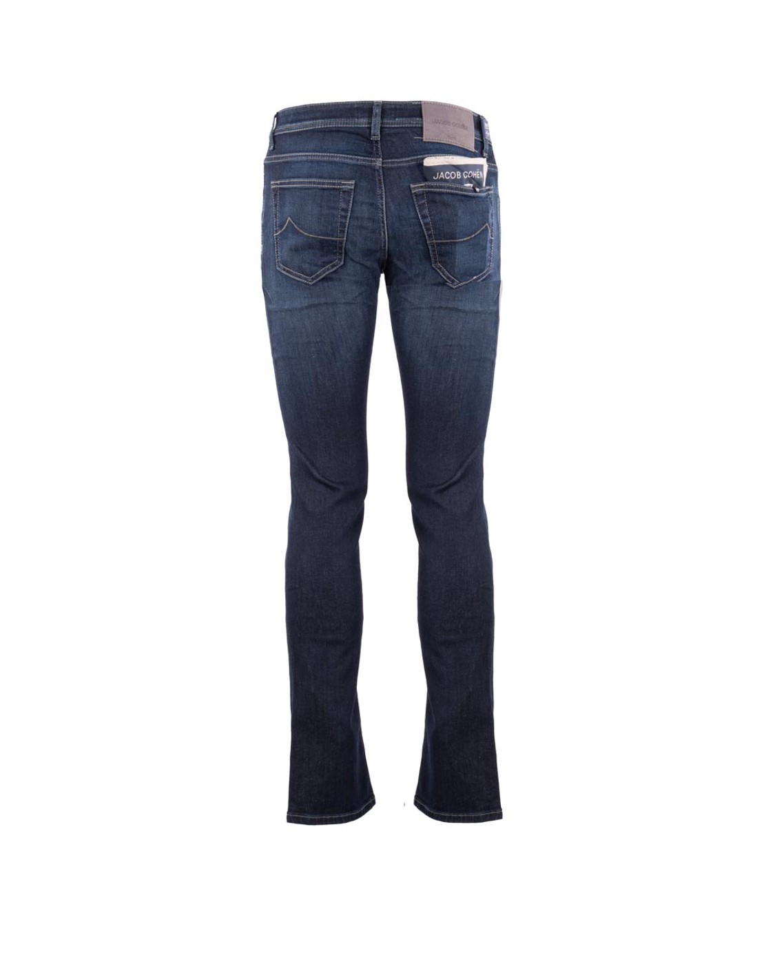 shop JACOB COHEN  Pantalone: Jacob Cohen pantaloni 5 tasche Scott.
Carrot slim fit con gamba cropped e cavallo basso.
Denim indaco super stretch soft di cotone e lyocell blu scuro con resinatura vintage, sabbiatura a mano, effetto dirty e texture morbida (10 once).
Salpa in velluto grigio scuro con pattern stampato a righe e logo.
Bottone dalla forma leggermente bombata con motivo a spina di pesce, strisce e logo centrale, finitura canna di fucile.
Include bandana con stampa a righe diagonali e rocchetto di filo.
Patta interna ricamata con nome del pantalone e citazione del fondatore.
Profumati con l’esclusiva fragranza Jacob Cohën.
Composizione: 81% cotone, 11% lyocell, 6% elastomultiestere, 2% elastan/spandex.
Made in Italy.. QE006 P3621-100D number 922241